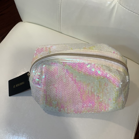 FOREVER 21: Iridescent Sequins Toiletry/MakeUp Bag - Picture 8 of 9